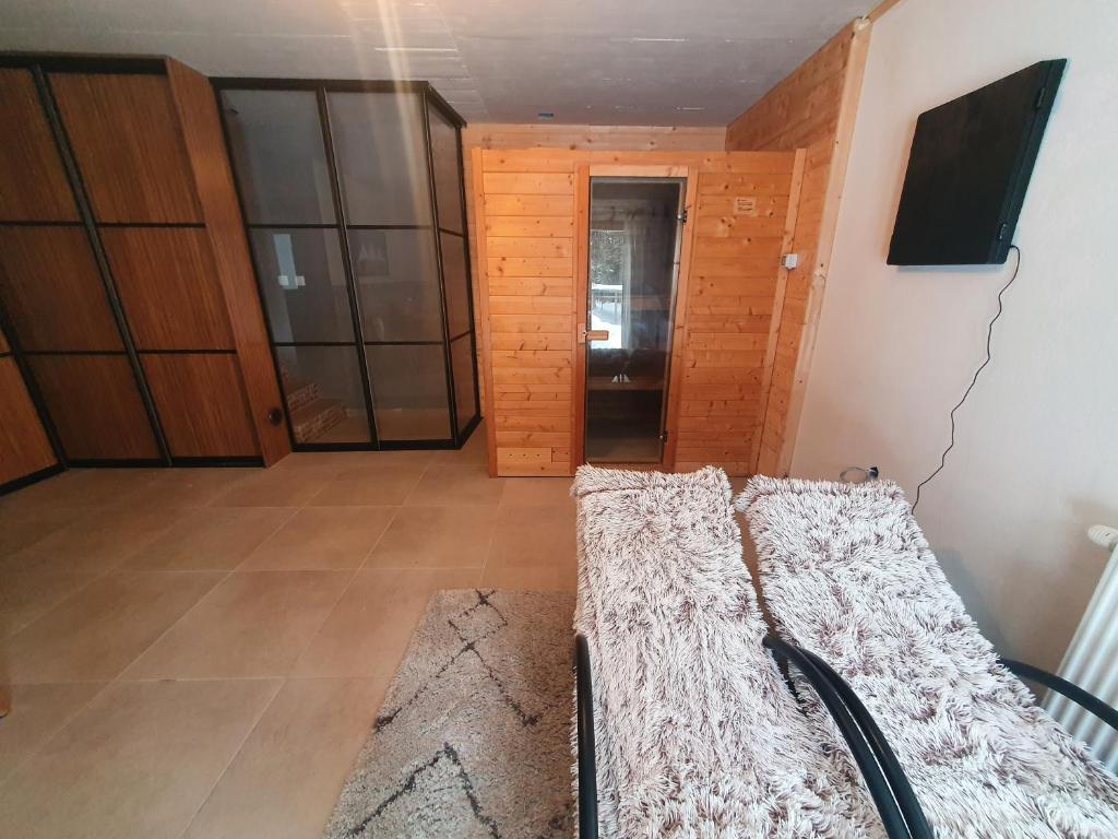 Posteľ alebo postele v izbe v ubytovaní Starry Laz mountain house
