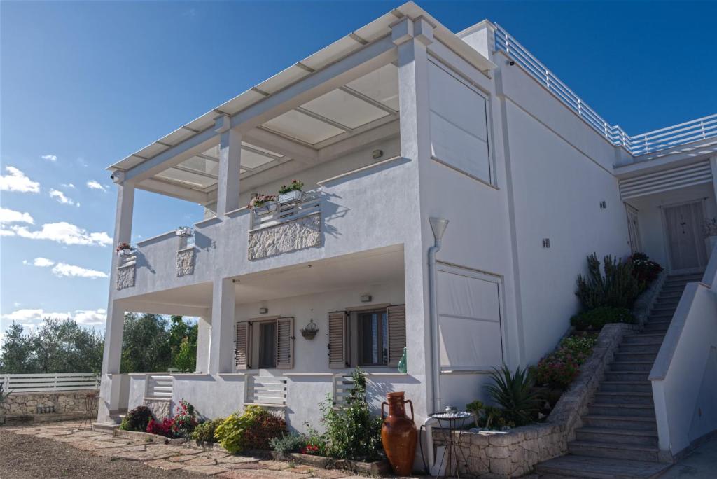 a white house with a porch and a balcony at Vill’Aura in Vieste