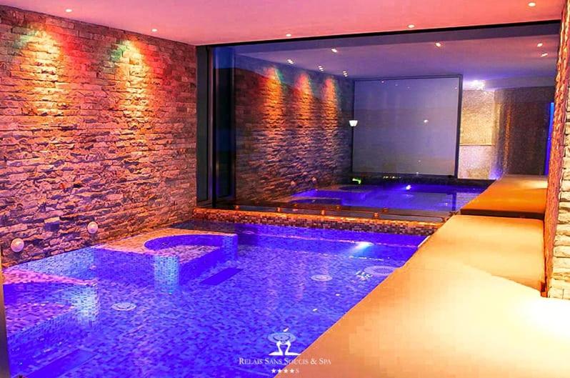 una piscina en una casa con luces moradas en Relais Sans Soucis & Spa, en Ronciglione