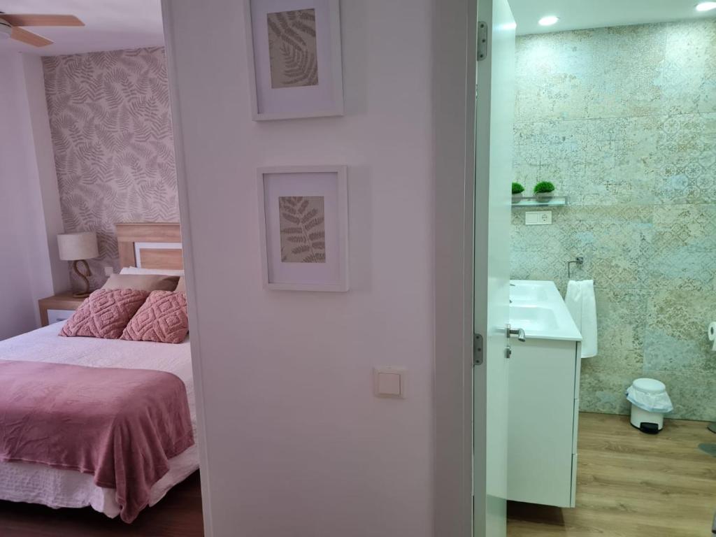 Postel nebo postele na pokoji v ubytování Your Canary Home
