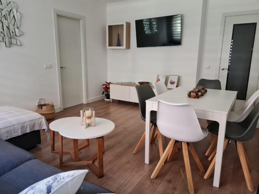 TV a/nebo společenská místnost v ubytování Your Canary Home