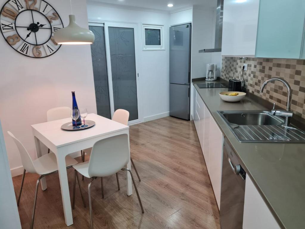 Kuchyň nebo kuchyňský kout v ubytování Your Canary Home