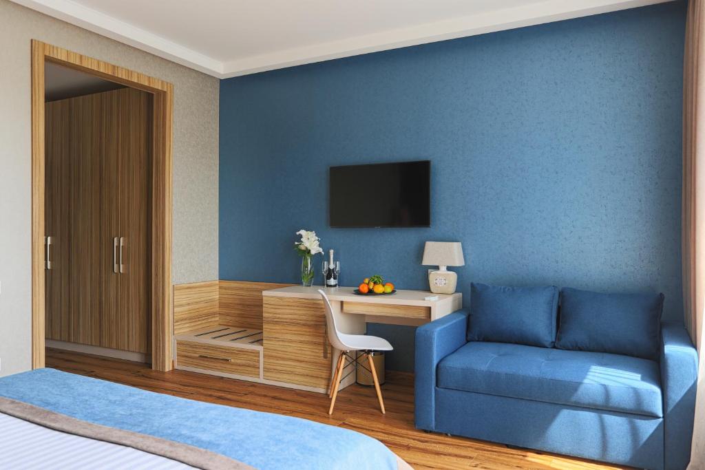 TV a/nebo společenská místnost v ubytování Redling Hotel