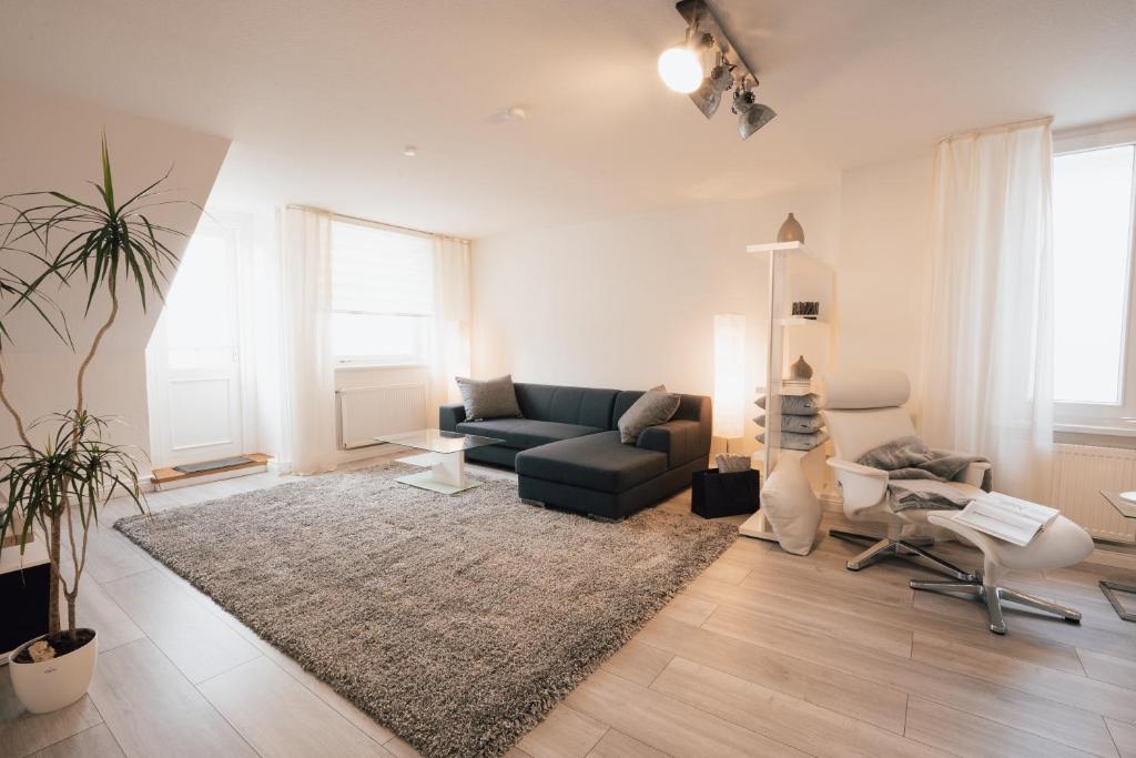 sala de estar con sofá y alfombra en Ferienwohnung Leonie nahe Detmold Zentrum en Detmold