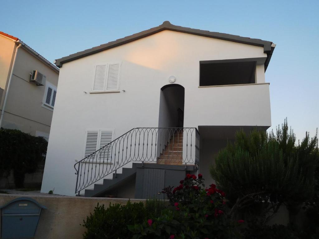 uma casa branca com escadas em frente em Vila Maria Nin em Nin