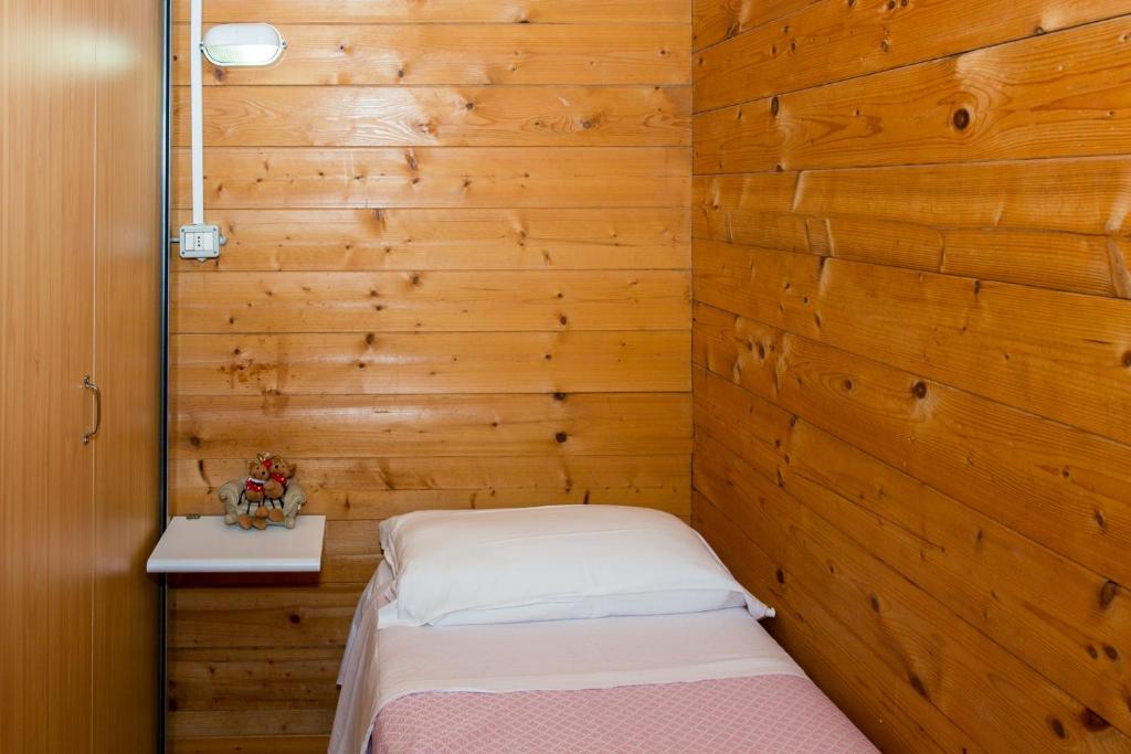 A bed or beds in a room at Club del Sole Marina Romea Easy Camping Village