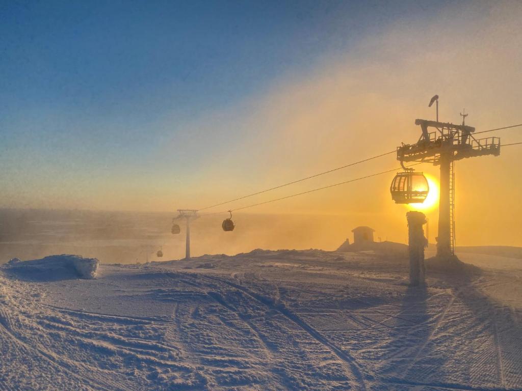 uma pessoa ao lado de um teleférico de esqui na neve em Ylläs with a view em Ylläsjärvi