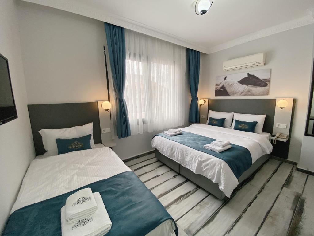 Postel nebo postele na pokoji v ubytování Nefis Hotel City