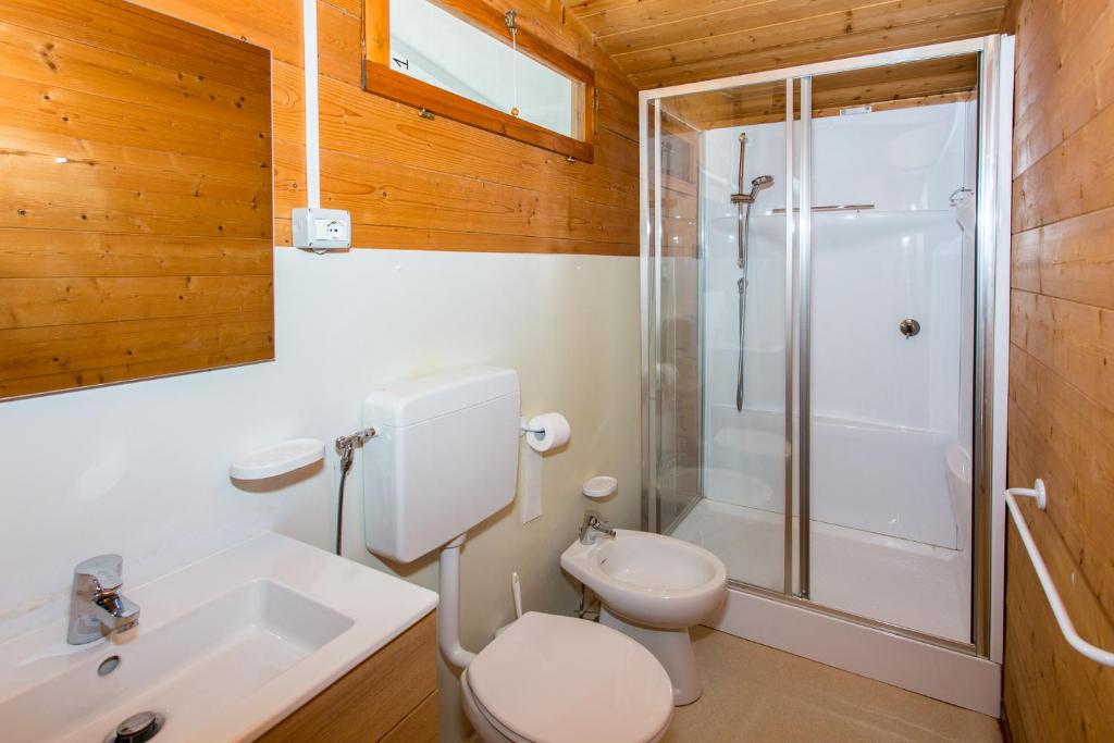 A bathroom at Club del Sole Marina Romea Easy Camping Village