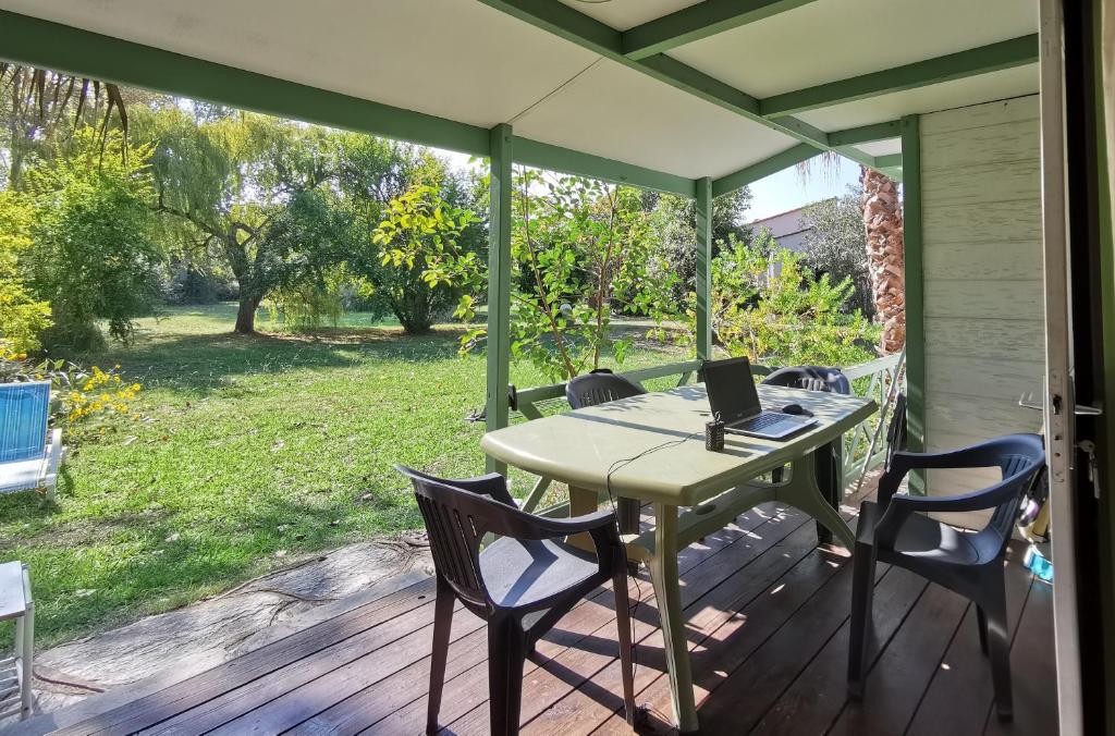 een tafel met stoelen en een laptop op een terras bij PRATICCIONI in Linguizzetta