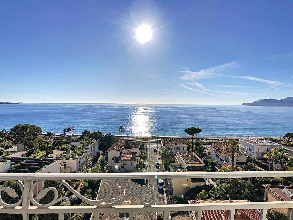 een balkon met uitzicht op de oceaan bij Un Palais au prix d'un 3 étoiles in Cannes