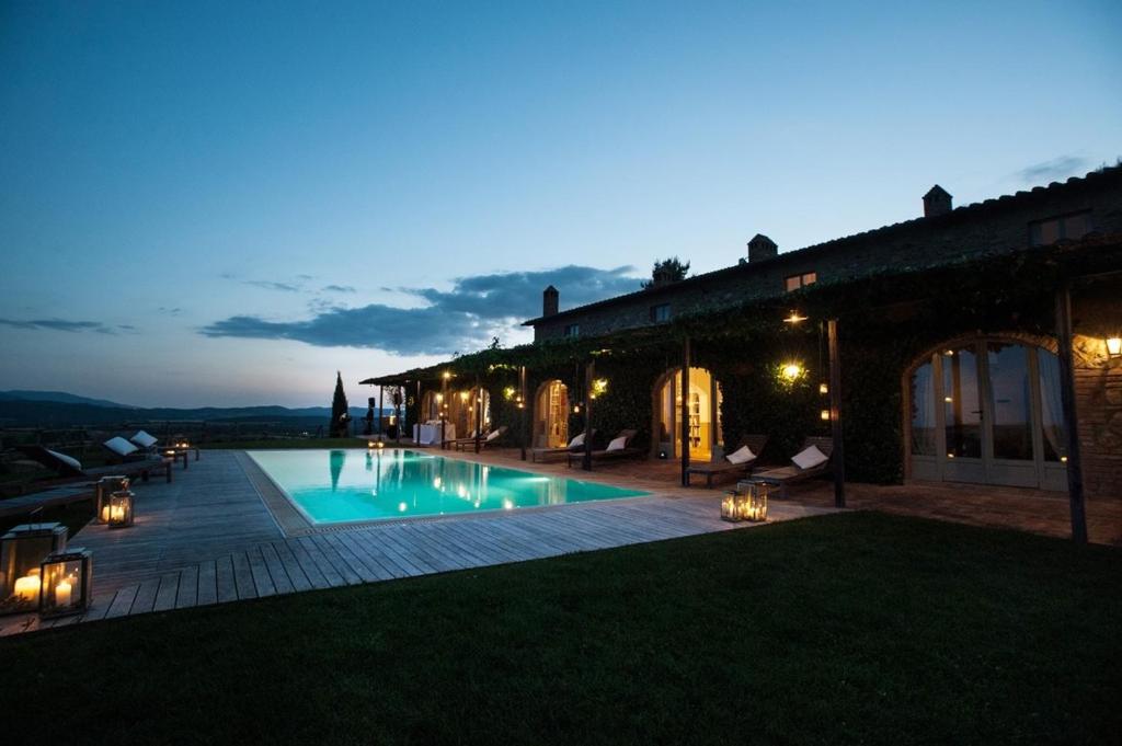 basen przed budynkiem w nocy w obiekcie Wine Resort Conti di San Bonifacio w mieście Montemassi