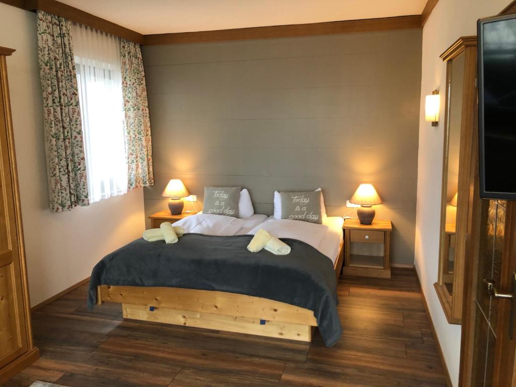 Postel nebo postele na pokoji v ubytování Magali's, Bed & Breakfast - inclusive Summer Card