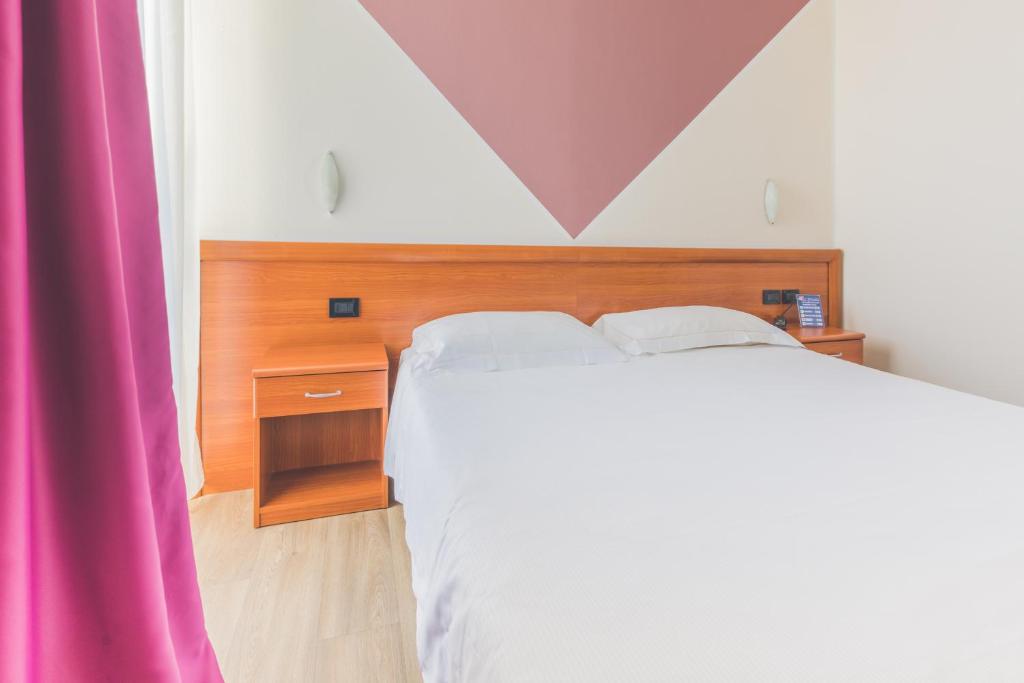 A bed or beds in a room at Hotel Ristorante Al Fiore