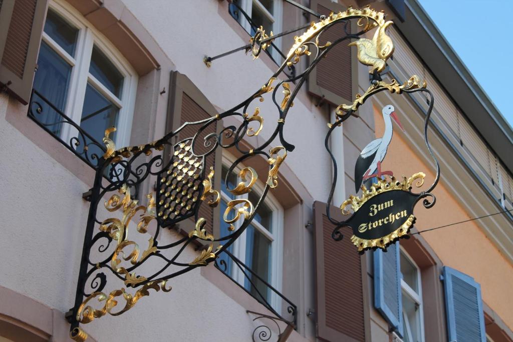 una señal en el lateral de un edificio en Restaurant Hotel Zum Storchen, en Waldkirch