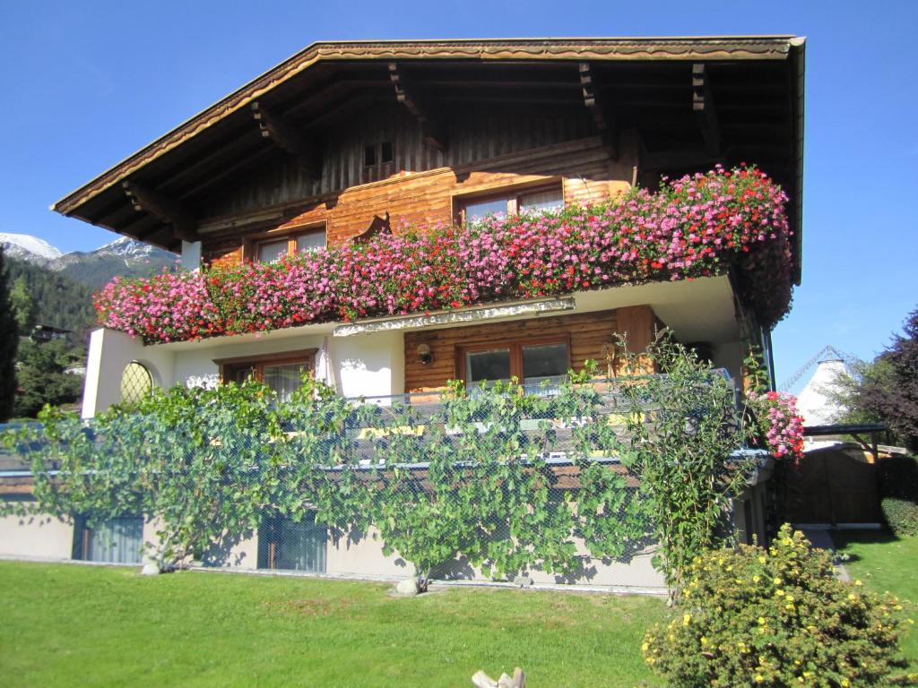 ein Haus mit Blumen auf der Seite in der Unterkunft Haus Krößbacher in Fulpmes