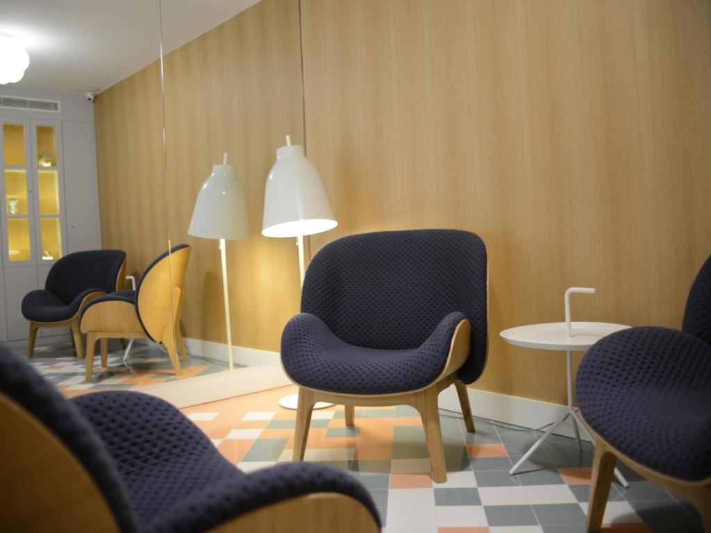 a waiting room with chairs and a table at Hotel le Lapin Blanc in Paris