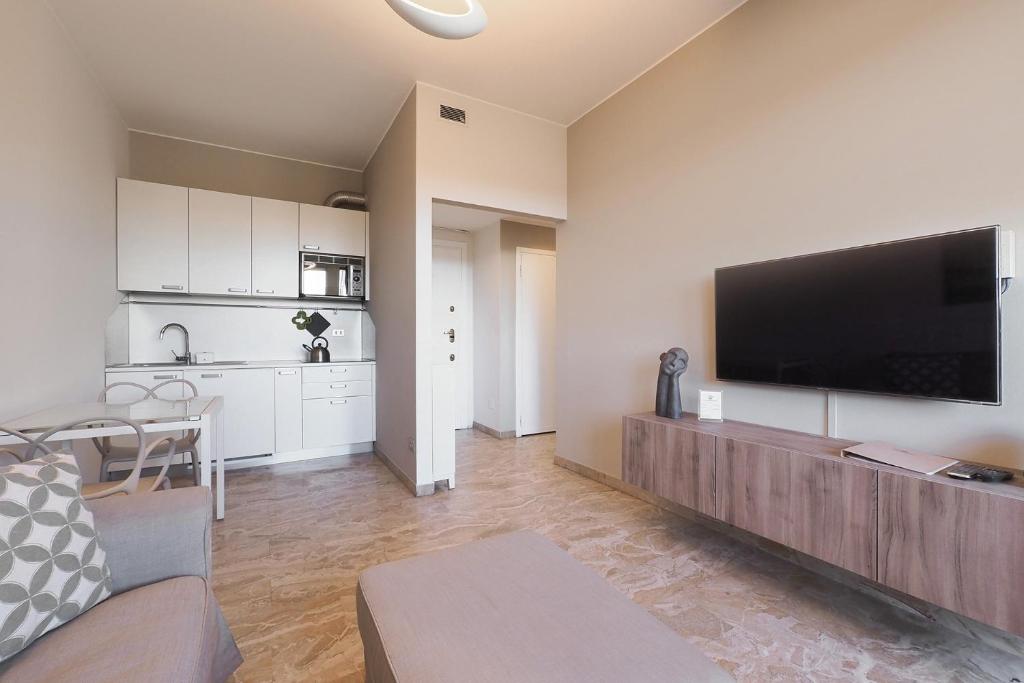 Telewizja i/lub zestaw kina domowego w obiekcie Contempora Apartments - Elvezia 8 - E52