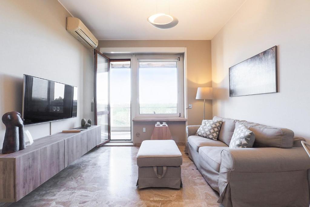 Telewizja i/lub zestaw kina domowego w obiekcie Contempora Apartments - Elvezia 8 - E52