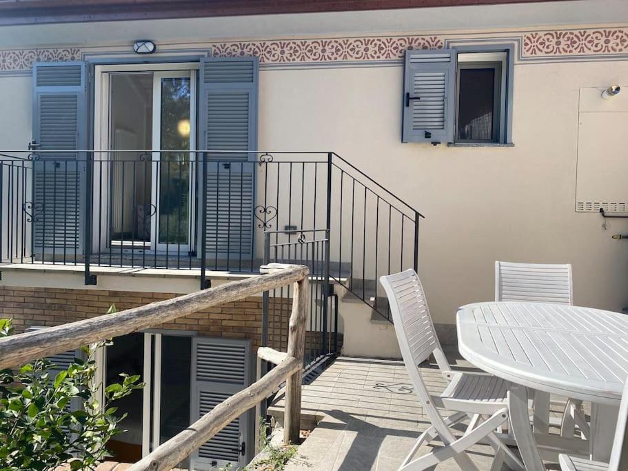 een patio met een tafel en stoelen op een balkon bij La Mia Casa A Finalborgo in Finale Ligure