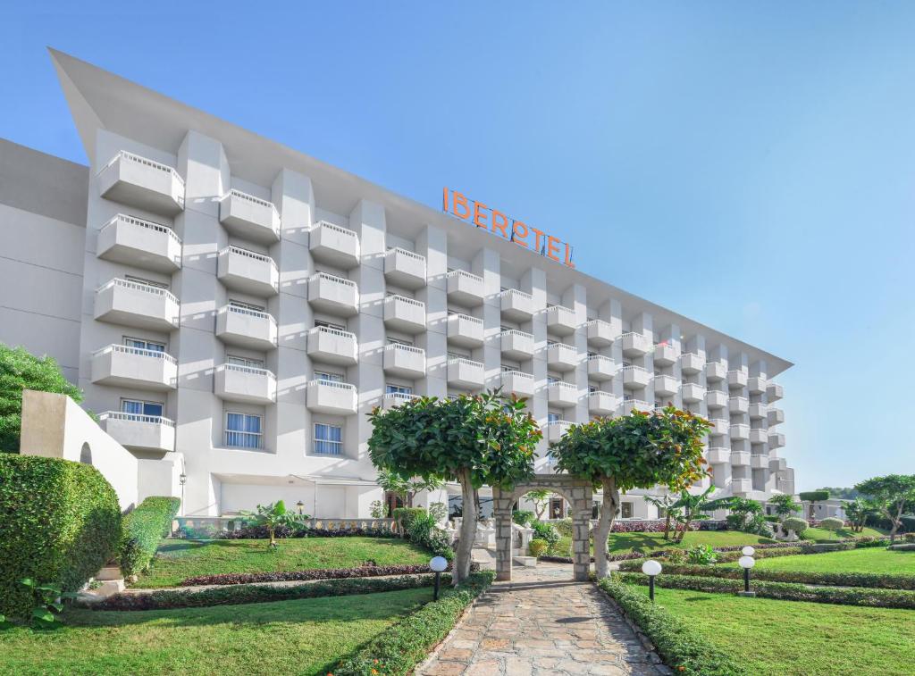 una representación del exterior de un hotel en Iberotel Luxor, en Luxor