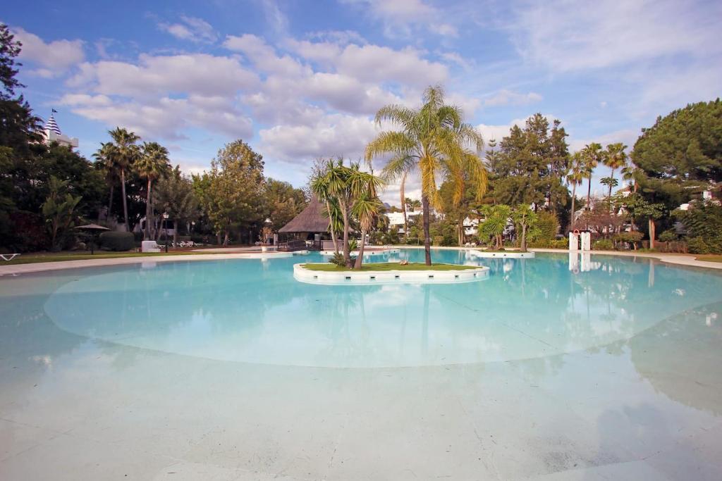 Basen w obiekcie Beautiful, Bright and Spacious Duplex in Marbella lub w pobliżu