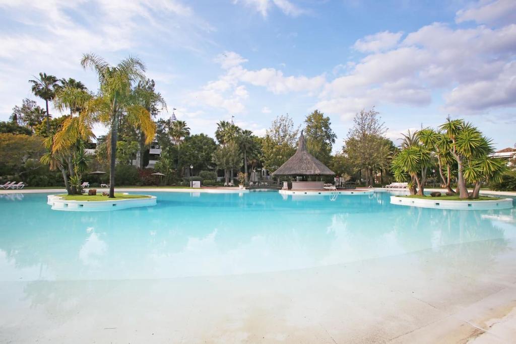 Basen w obiekcie Beautiful, Bright and Spacious Duplex in Marbella lub w pobliżu
