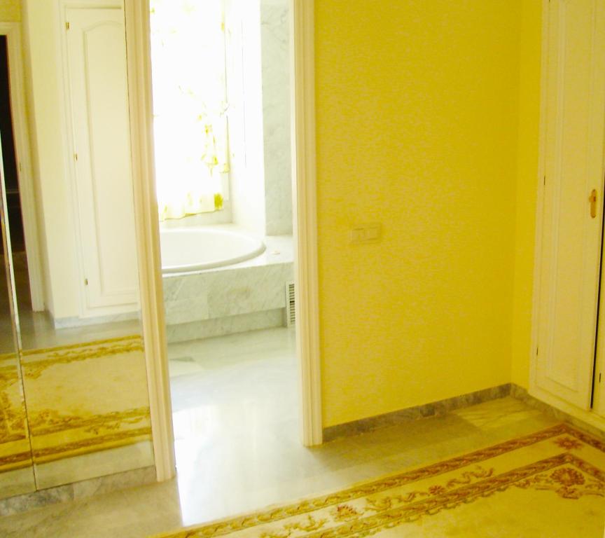 Zdjęcie z galerii obiektu Beautiful, Bright and Spacious Duplex in Marbella w mieście Estepona