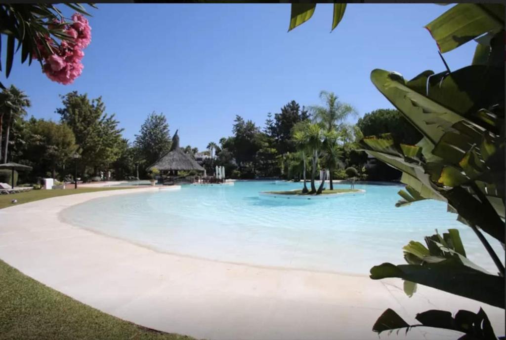 Basen w obiekcie Beautiful, Bright and Spacious Duplex in Marbella lub w pobliżu