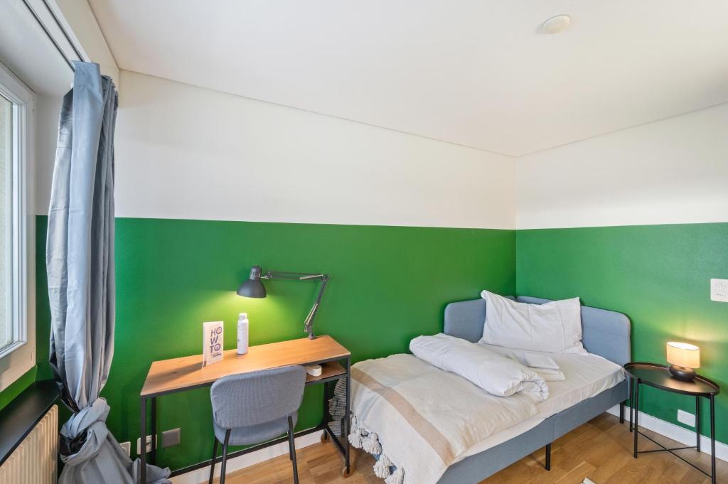 
Minimalist with Balcony
