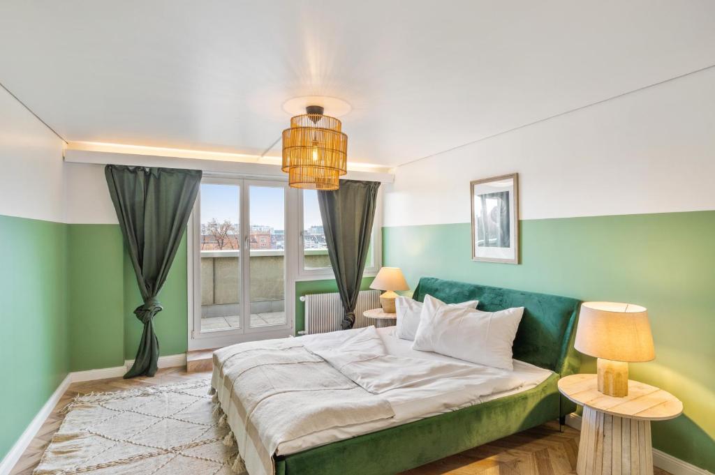 una camera verde con un letto e una finestra di Becozy Self Check-in Pop-Up Hotel Basel a Basilea