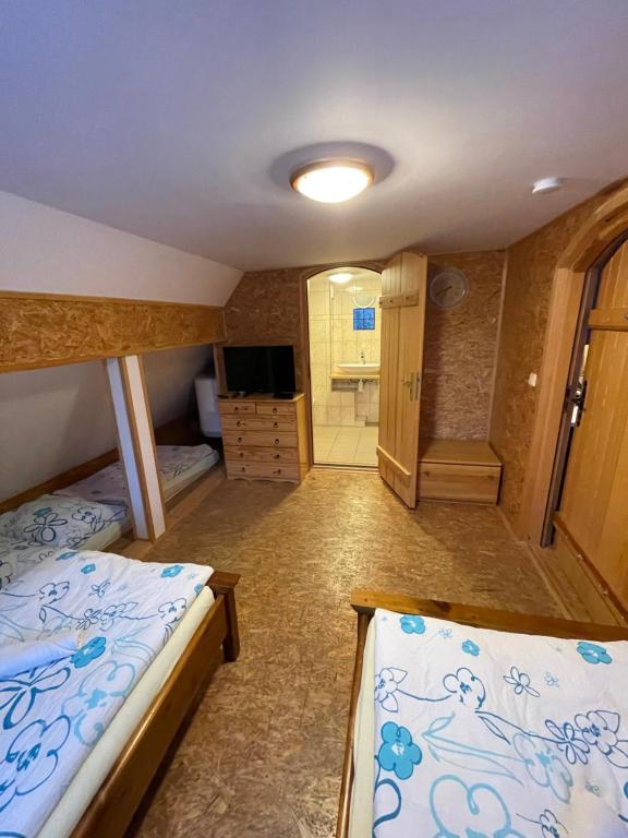 Postel nebo postele na pokoji v ubytování Hepnarova Bouda