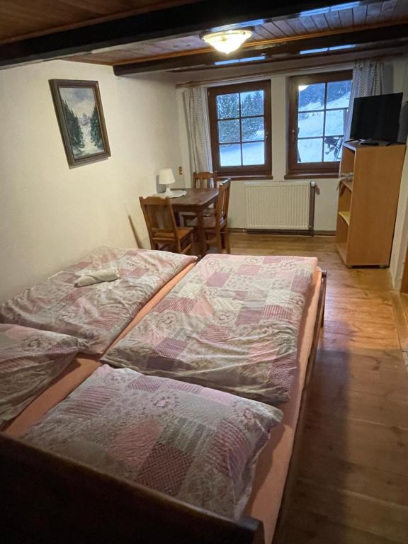 Postel nebo postele na pokoji v ubytování Hepnarova Bouda