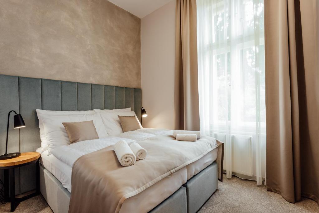 A bed or beds in a room at Boutique Hotel Siglisberg