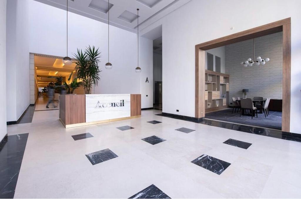 um lobby vazio com um sinal no chão em Luxury one bedroom apartment - Best location em Rabat