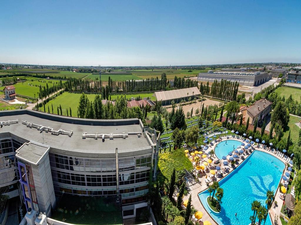 - une vue aérienne sur un complexe avec une piscine dans l'établissement Hotel Antares Sport Beauty & Wellness, à Villafranca di Verona