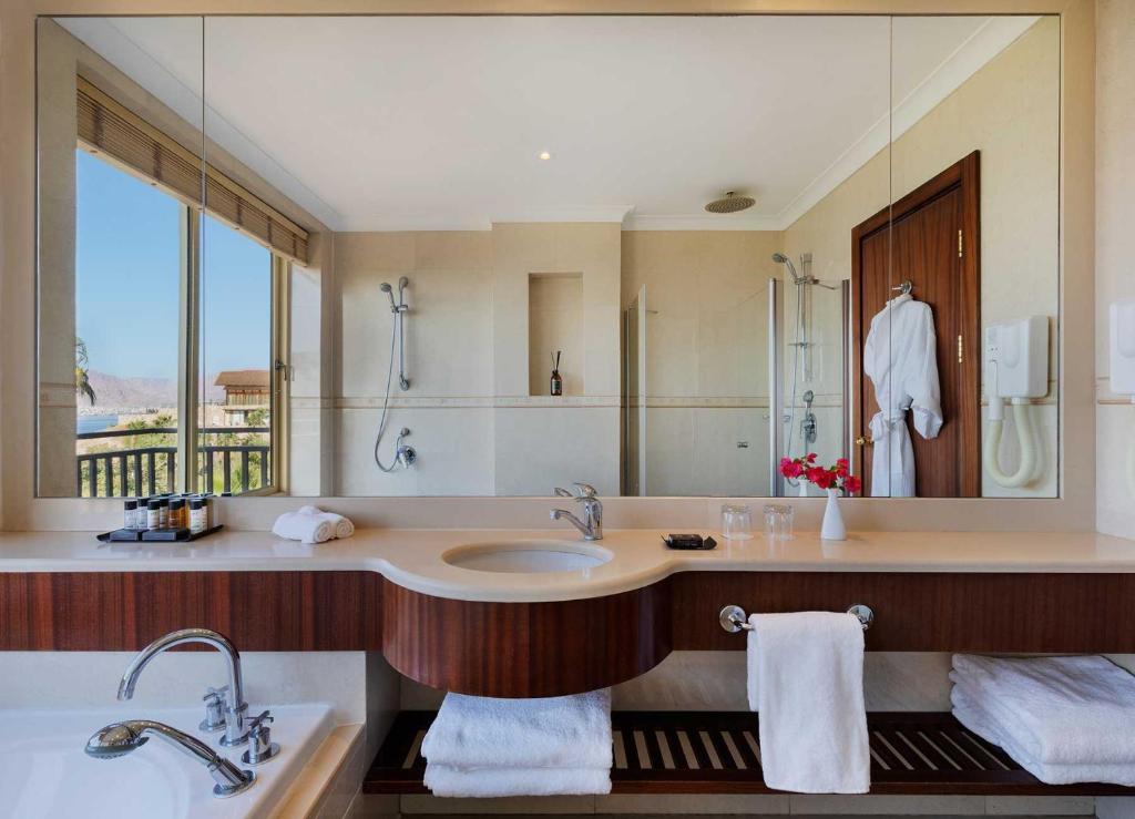 Koupelna v ubytování Herbert Samuel Royal Shangri-La Eilat