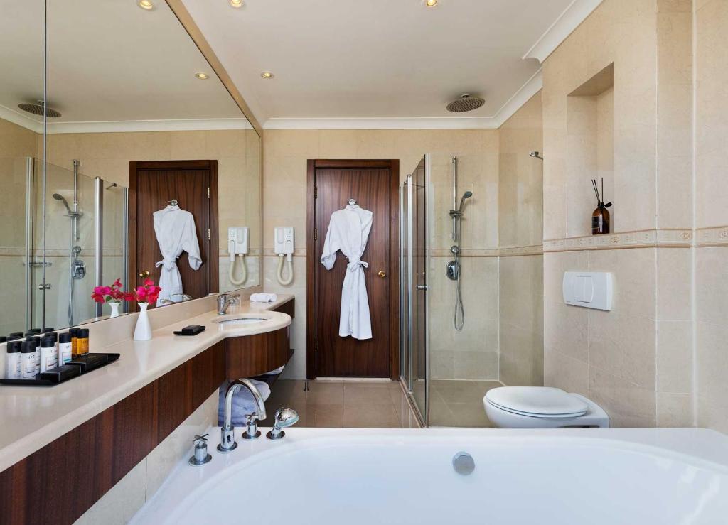 Koupelna v ubytování Herbert Samuel Royal Shangri-La Eilat