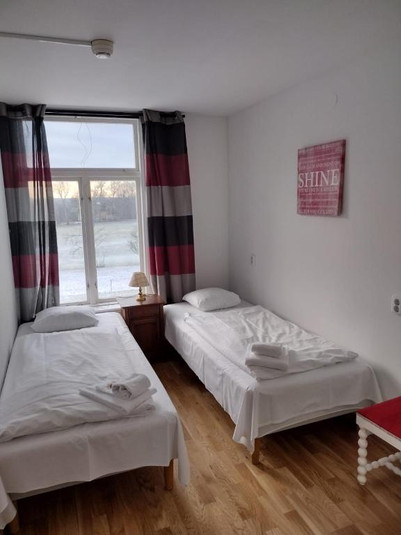 Hunnebergs Gård Hostel & Camping - Chambre Familiale Avec Salle De Bain Partagée