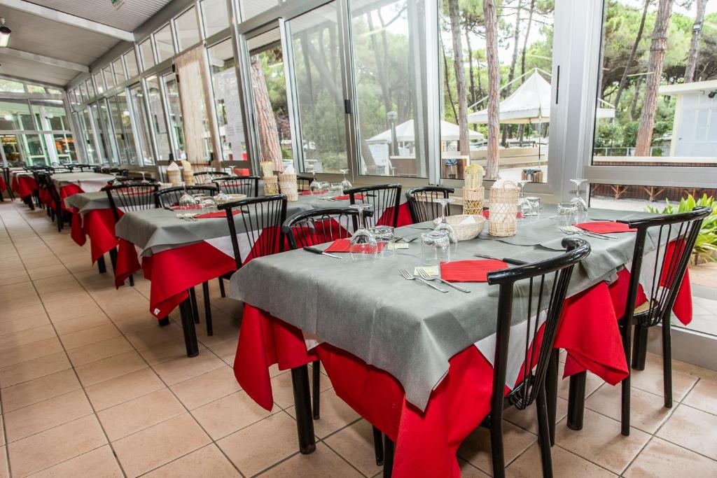 A restaurant or other place to eat at Club del Sole Marina Romea Easy Camping Village