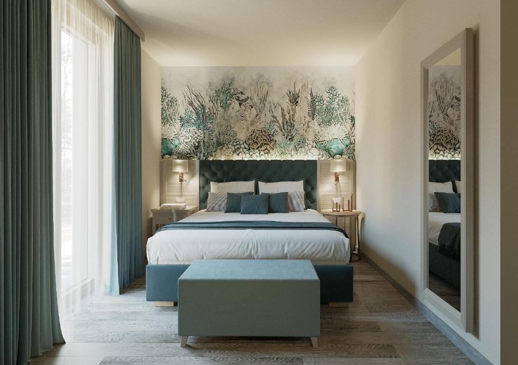 een slaapkamer met een groot bed en een groot raam bij PFA Hotel Viareggio in Viareggio