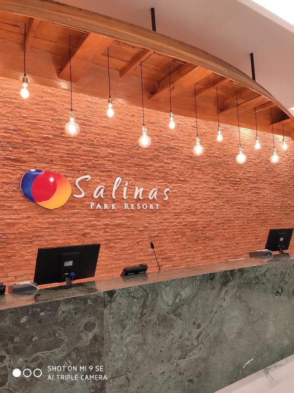 een muur met een bord dat Salinas haardokter leest bij Salinas Park Resort Ap 506 para até 5 pessoas in Salinópolis