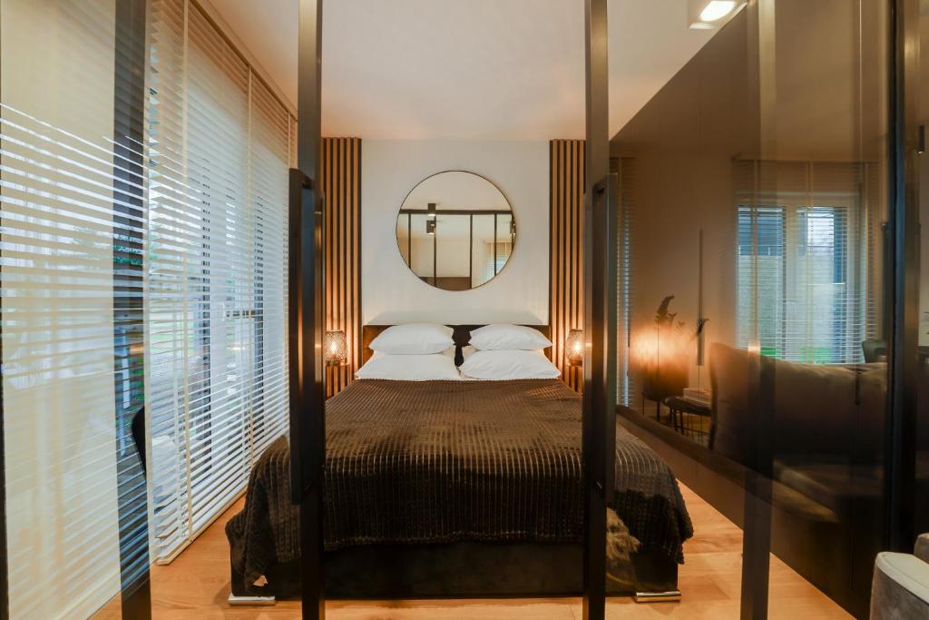 Posteľ alebo postele v izbe v ubytovaní Apartament Deluxe BLACK ORCHID Baltic Concept Dźwirzyno