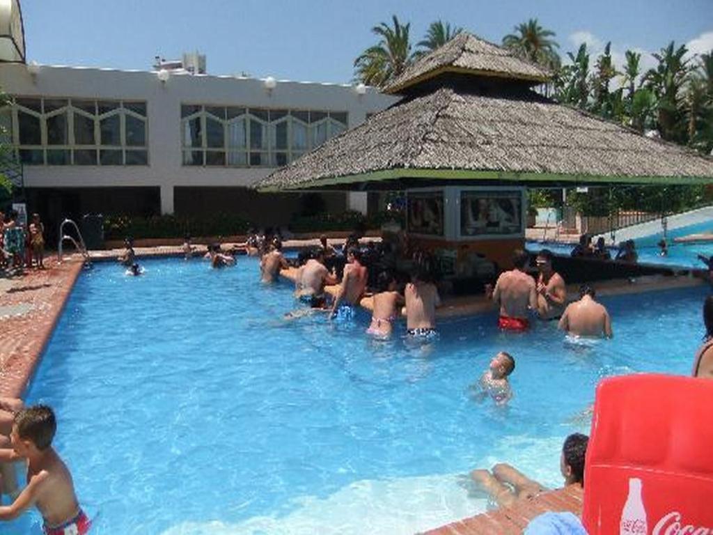 - un groupe de personnes dans la piscine d'un complexe dans l'établissement estudio con vista al mar 19, à Benalmádena