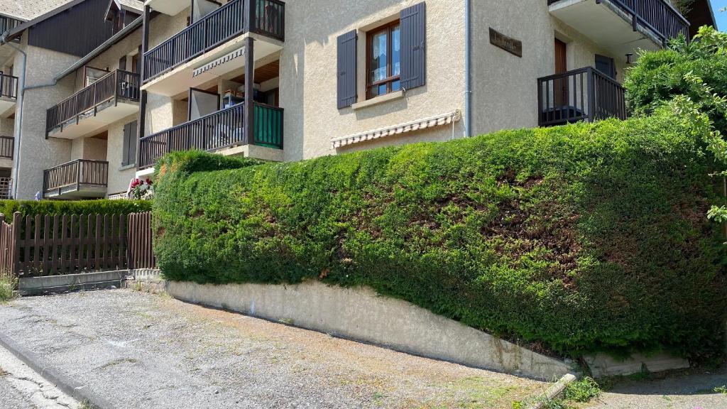 an ivy covered hedge in front of a building at Embrun - Appartement 4&#47;6 personnes avec extérieurs in Embrun