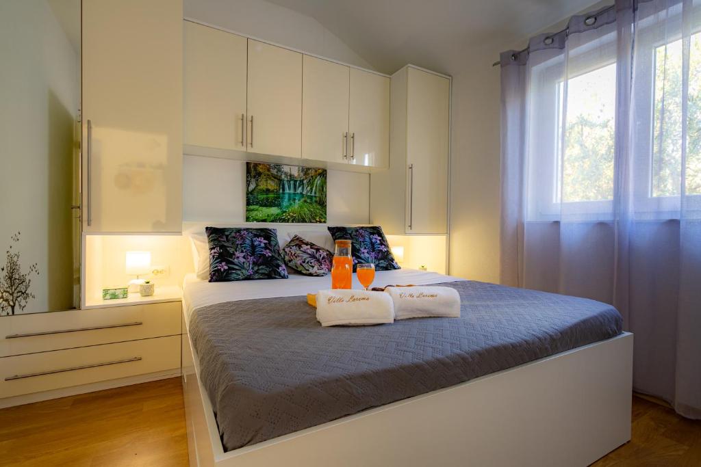 Postel nebo postele na pokoji v ubytování Villa Lorema-pet friendly on 5000 sqm garden,pool, jacuzzi, billiard&PS5