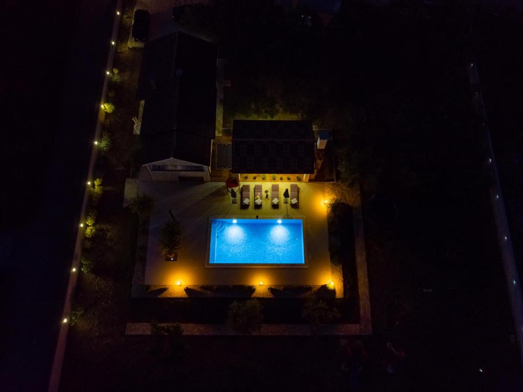 Bazén v ubytování Villa Lorema-pet friendly on 5000 sqm garden,pool, jacuzzi, billiard&PS5 nebo v jeho okolí