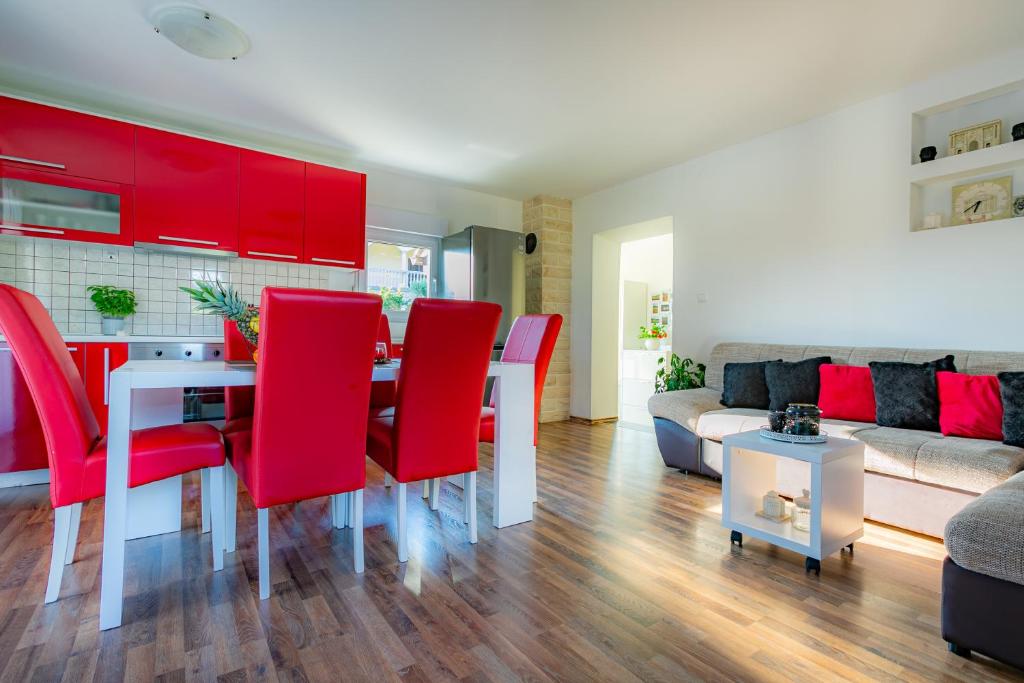 Posezení v ubytování Villa Lorema-pet friendly on 5000 sqm garden,pool, jacuzzi, billiard&PS5