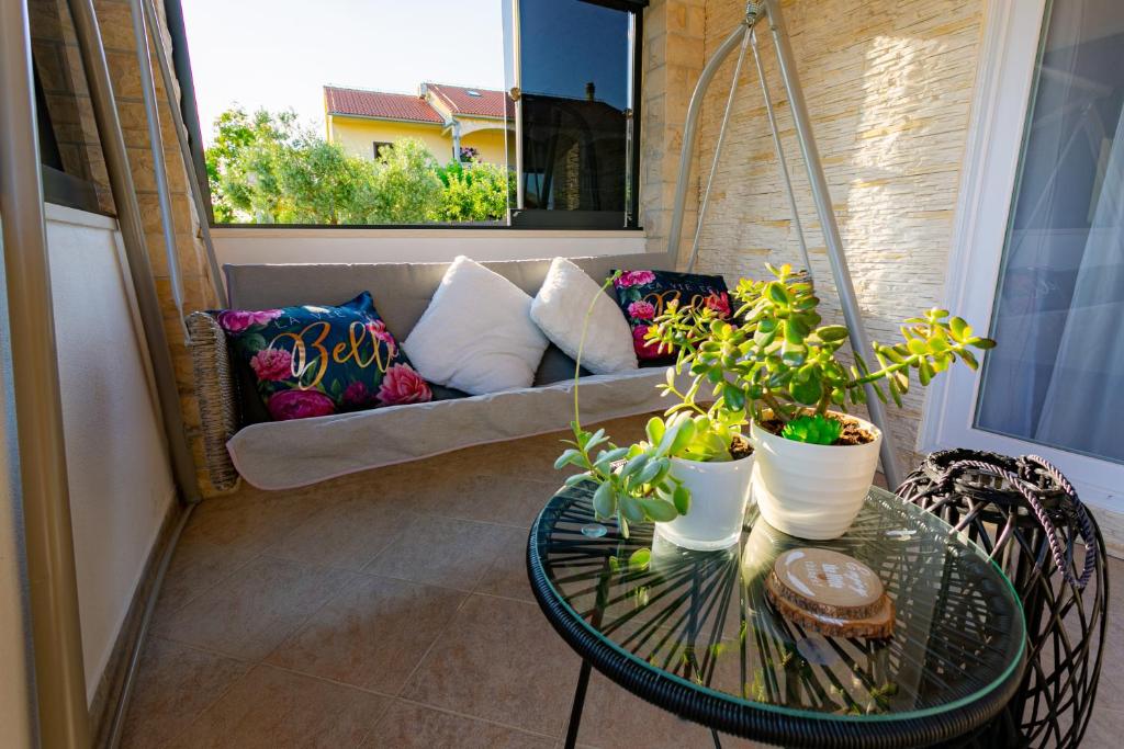 Balkón nebo terasa v ubytování Villa Lorema-pet friendly on 5000 sqm garden,pool, jacuzzi, billiard&PS5
