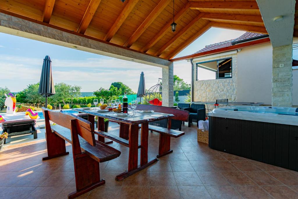 Bazén v ubytování Villa Lorema-pet friendly on 5000 sqm garden,pool, jacuzzi, billiard&PS5 nebo v jeho okolí